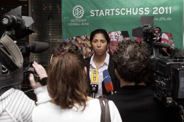Steffi Jones (Deutschland OK Präsidentin Frauen Fußball WM 2011) anlässlich der Büro Eröffnung des OK FIFA WM 2011 in der Frankfurter DFB Zentrale Fußball Damen WM Organisation 2008, Nationalteam, Frauen, Frauenfußball, Büroeröffnung, Einweihung Gruppe Schriftzug, Startschuss Frankfurt M. Fußball Damen WM Organisation 2008, Nationalteam, Frauen, Frauenfußball, Büroeröffnung, Einweihung Gruppe Schriftzug, Startschuss Frankfurt M.