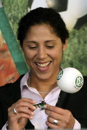 Steffi Jones (Deutschland OK Präsidentin Frauen Fußball WM 2011) anlässlich der Büro Eröffnung des OK FIFA WM 2011 in der Frankfurter DFB Zentrale mit einem Miniaturhubschrauber, bezugnehmend auf die Reisefreudigkeit Beckenbauers während der WM 2006 Fußball WM Damen WM Organisation 2008, Nationalteam, Frauen, Frauenfußball, Einweihung, Büroeröffnung, Einzelbild Frankfurt M. Freude, Begeisterung, Komik Fußball WM Damen WM Organisation 2008, Nationalteam, Frauen, Frauenfußball, Einweihung, Büroeröffnung, Einzelbild Frankfurt M. Freude, Begeisterung, Komik
