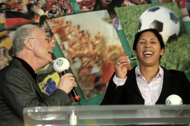 Steffi Jones (OK Präsidentin Frauen Fußball WM 2011) bekommt anlässlich der Büro Eröffnung des OK FIFA WM 2011 von Franz Beckenbauer (beide Deutschland) bezüglich seiner Reisefreudigkeit zur WM 2006 einen Miniaturhubschrauber geschenkt Fußball WM Damen WM Organisation 2008, Nationalteam, Frauen, Frauenfußball, Einweihung, Büroeröffnung, Gruppe DFB Zentrale Frankfurt M. Freude, Begeisterung, Fußball WM Damen WM Organisation 2008, Nationalteam, Frauen, Frauenfußball, Einweihung, Büroeröffnung, Gruppe DFB Zentrale Frankfurt M. Freude, Begeisterung,