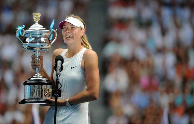 Maria Sharapova (Russland), Siegerin der Australian Open 2008, präsentiert ihren Pokal - Tennis Damen Australian Open 2008, Grand Slam, WTA Tour, Finale, Endspiel Einzelbild Melbourne Tennis Damen Australian Open 2008, Grand Slam, WTA Tour, Finale, Endspiel Einzelbild Melbourne