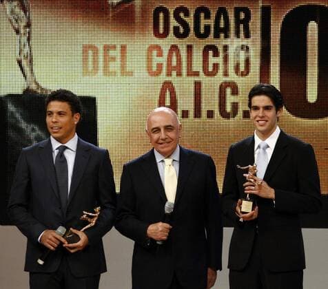 Ronaldo (li.) wird beim Oscar del Calcio 2008 zum besten Spieler der letzten zehn Jahre gewählt, Kaka (re., beide Brasilien) ist Italiens Fußballer des Jahres 2007 und bester Ausländer der Serie A, Vizepräsident Adriano... - Fußball Herren Oscar del Calcio 2008, Ehrung, Auszeichnung, Spielerehrung, Spielerauszeichnung, Preisverleihung Gruppe Serie A 2007 2008, 1. Italienische Liga, Milan Mailand o0 Funktionär, Vereinsführung, Vorstand, Freude, Fußball Herren Oscar del Calcio 2008, Ehrung, Auszeichnung, Spielerehrung, Spielerauszeichnung, Preisverleihung Gruppe Serie A 2007 2008, 1. Italienische Liga, Milan Mailand o0 Funktionär, Vereinsführung, Vorstand, Freude,