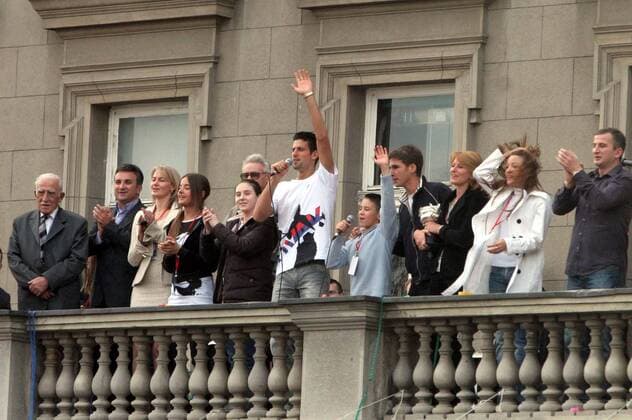 Empfang des Australian Open Siegers Novak Djokovic (Serbien, Mitte) auf dem Belgrader Rathausbalkon, daneben Großvater Vlada (li.), Vater Srdjan (2.v.li.), die Brüder Djordje (6.v.li.) und Marko (7.v.li.), Mutter Diana und ...- Tennis Herren Australian Open 2008, ATP Tour, Grand Slam, Ankunft, Empfang, Rathausempfang Totale Belgrad Freude, Tennis Herren Australian Open 2008, ATP Tour, Grand Slam, Ankunft, Empfang, Rathausempfang Totale Belgrad Freude,