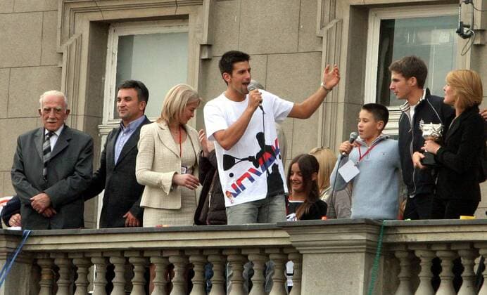 Empfang des Australian Open Siegers Novak Djokovic (Serbien, Mitte) auf dem Belgrader Rathausbalkon, daneben Großvater Vlada (li.), Vater Srdjan (2.v.li.), die Brüder Djordje (5.v.li.) und Marko (6.v.li.) und Mutter Diana (re.) - Tennis Herren Australian Open 2008, ATP Tour, Grand Slam, Ankunft, Empfang, Rathausempfang Gruppe Belgrad Freude, Tennis Herren Australian Open 2008, ATP Tour, Grand Slam, Ankunft, Empfang, Rathausempfang Gruppe Belgrad Freude,