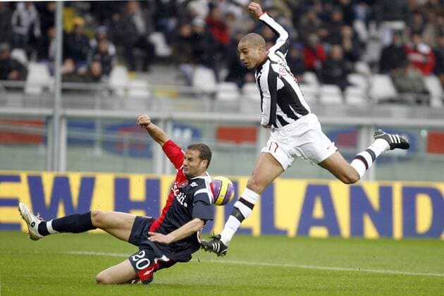 David Trezeguet (Juventus Turin, re.) gegen Paolo Bianco (Cagliari) - Fußball Herren Serie A 2007 2008, 1. Italienische Liga, Juventus Turin - US Cagliari Calcio 1:1, Juve, Vdig Gruppe Turin Dynamik, Fußball Herren Serie A 2007 2008, 1. Italienische Liga, Juventus Turin - US Cagliari Calcio 1:1, Juve, Vdig Gruppe Turin Dynamik,