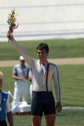 Fredy Schmidtke (BR Deutschland) freut sich über den Olympiasieg 1984 im 1000 Meter Einzelzeitfahren Radsport OS Sommer Herren Olympische Spiele 1984, Sommerspiele, Rad, Bahn, Bahnrad, Bahnradsport, Radrennsport, Nationaltrikot Einzelbild Gold Los Angeles, LA, L A Begeisterung, Freude, Radsport OS Sommer Herren Olympische Spiele 1984, Sommerspiele, Rad, Bahn, Bahnrad, Bahnradsport, Radrennsport, Nationaltrikot Einzelbild Gold Los Angeles, LA, L A Begeisterung, Freude,