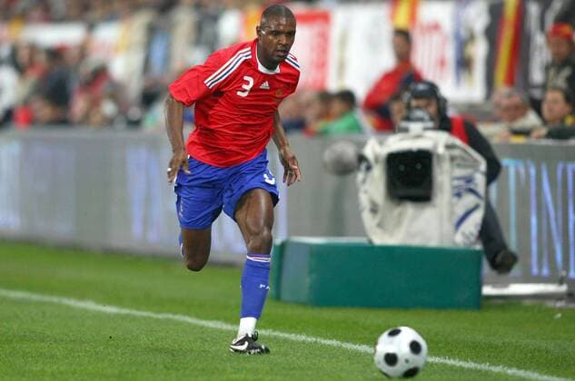 Eric Abidal (Frankreich) fixiert den Ball - (pan24405) Fußball Länderspiel Herren Freundschaftsspiel 2008, Test, Testspiel, Nationalteam, Nationaltrikot Einzelbild Malaga Dynamik, Fußball Länderspiel Herren Freundschaftsspiel 2008, Test, Testspiel, Nationalteam, Nationaltrikot Einzelbild Malaga Dynamik,