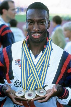 Dreifach Weltmeister Michael Johnson (USA) mit seinen Medaillen über 200m, 400m und 4x400m bei der WM in Göteborg Leichtathletik WM Herren WM 1995, 400m, 400 m, 200m, 200 m, Meter, Sprint, Kurzstrecke, Einzelbild Göteborg Leichtathletik WM Herren WM 1995, 400m, 400 m, 200m, 200 m, Meter, Sprint, Kurzstrecke, Einzelbild Göteborg