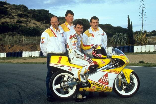 Dirk Raudies (Deutschland Honda) auf seiner Maschine vor seinem Team Motorsport WM Herren Weltmeisterschaft 1994, Motorrad, Motorradrennen, Motorradrennsport, Motorradsport, Gruppe Aufnahmedatum geschätzt Motorsport WM Herren Weltmeisterschaft 1994, Motorrad, Motorradrennen, Motorradrennsport, Motorradsport, Gruppe Aufnahmedatum geschätzt