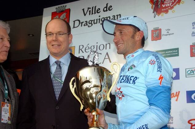 Davide Rebellin (Italien Gerolsteiner) gewinnt die Tour du Haut Var 2008 und wird von Fürst Albert von Monaco beglückwünscht - Radsport Herren Tour du Haut Var 2008, Straßenradsport, Straße, Rad, Gruppe Freude, Radsport Herren Tour du Haut Var 2008, Straßenradsport, Straße, Rad, Gruppe Freude,