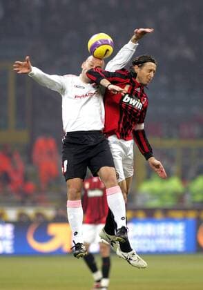 Giulio Migliaccio (Palermo, li.) bekommt einen Ellenbogencheck von Massimo Ambrosini (AC Mailand) - Fußball Herren Serie A 2007 2008, 1. Italienische Liga, AC Mailand - US Palermo 2:1, Milan Gruppe Mailand Dynamik, Kampf, Fußball Herren Serie A 2007 2008, 1. Italienische Liga, AC Mailand - US Palermo 2:1, Milan Gruppe Mailand Dynamik, Kampf,