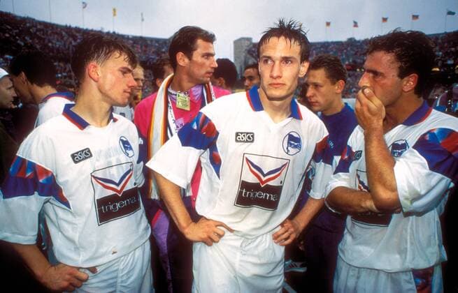 Sven Kaiser (li.) und Oliver Schmidt (beide Hertha Amateure, Mitte) enttäuscht nach der Finalniederlage Fußball Herren DFB Pokal 1992 1993 Finale, Endspiel, Pokalfinale, Pokalendspiel, Hertha BSC Berlin Amateure Gruppe Berlin Enttäuschung, Fußball Herren DFB Pokal 1992 1993 Finale, Endspiel, Pokalfinale, Pokalendspiel, Hertha BSC Berlin Amateure Gruppe Berlin Enttäuschung,
