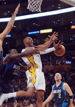Kobe Bryant (Los Angeles Lakers, Mitte) gegen Brandon Bass (li.), beobachtet von Jason Kidd (beide Dallas Mavericks) - (LAP2008030205) Basketball Herren NBA 2007 2008, Los Angeles Lakers - Dallas Mavericks 108:104 Gruppe Los Angeles, LA, L. A., Dynamik, Kampf, Basketball Herren NBA 2007 2008, Los Angeles Lakers - Dallas Mavericks 108:104 Gruppe Los Angeles, LA, L. A., Dynamik, Kampf,