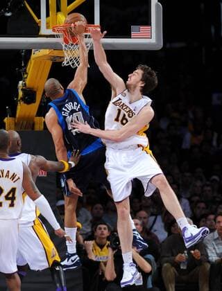 Pau Gasol (Los Angeles Lakers, re.) gegen Devean George (Dallas Mavericks) - (LAP2008030201) Basketball Herren NBA 2007 2008, Los Angeles Lakers - Dallas Mavericks 108:104 Gruppe Los Angeles, LA, L. A., Dynamik, Basketball Herren NBA 2007 2008, Los Angeles Lakers - Dallas Mavericks 108:104 Gruppe Los Angeles, LA, L. A., Dynamik,