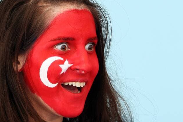 Weiblicher türkischer Fan mit Gesichtsbemalung in den Landesfarben macht große Augen - MODEL RELEASED - Fußball EM Herren Vorschau Euro 2008, Fotoshooting, Fotostudio, Studioaufnahme, weiblich, Frau, Symbol, Indoor, Porträt Glück Fußball EM Herren Vorschau Euro 2008, Fotoshooting, Fotostudio, Studioaufnahme, weiblich, Frau, Symbol, Indoor, Porträt Glück