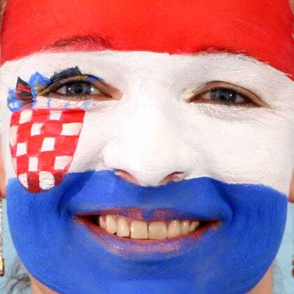Weiblicher kroatischer Fan mit Gesichtsbemalung in den Landesfarben - MODEL RELEASED - Fußball EM Herren Vorschau Euro 2008, Fotoshooting, Fotostudio, Studioaufnahme, weiblich, Frau, Symbol, Indoor, Porträt Fußball EM Herren Vorschau Euro 2008, Fotoshooting, Fotostudio, Studioaufnahme, weiblich, Frau, Symbol, Indoor, Porträt