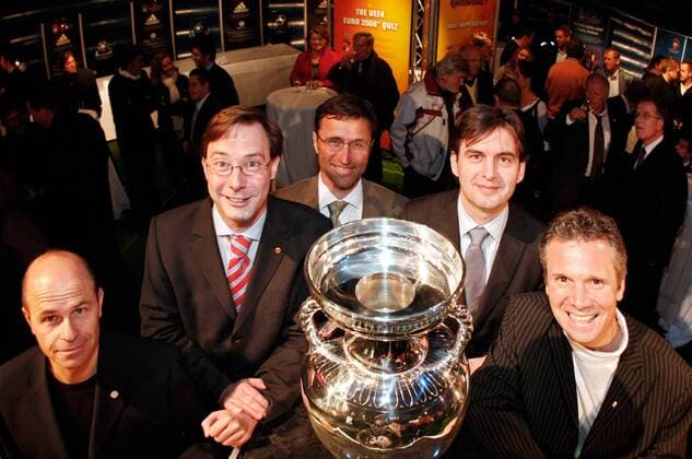 Vorfreude auf die EM 2008, v.li.: Schiedsrichter Konrad Plautz, Tirols Landesrat Johannes Bodner (VP), Geschäftsführer Josef Margreiter (Tirol Werbung), Christian Schmölzer, Turnierdirektor der Euro 2008 und ... - Fußball EM Herren Vorschau Euro 2008, Experience Tour Kick Off, Kickoff, Pressetermin, Vogelperspektive, oben, Für Gruppe Wirtschaft, Unternehmensführung, Tourismus, Pokal, Innsbruck, Trophäe, Coupe Henri Delaunay Fußball EM Herren Vorschau Euro 2008, Experience Tour Kick Off, Kickoff, Pressetermin, Vogelperspektive, oben, Für Gruppe Wirtschaft, Unternehmensführung, Tourismus, Pokal, Innsbruck, Trophäe, Coupe Henri Delaunay
