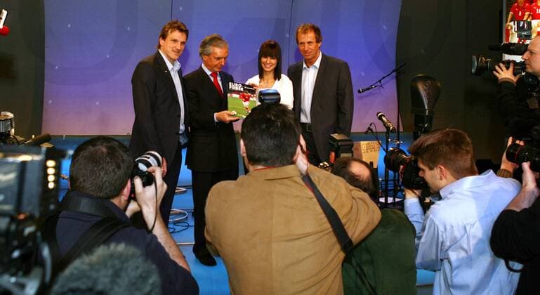 Präsentation des EM Buchs Eurofieber und des österreichischen EM Songs, v. li.: Teammanager Andreas Herzog, ÖFB Präsident Friedrich Stickler, Sängerin Christina Stürmer und Torwarttrainer Klaus Lindenberger (alle Österreich) - Fußball EM Herren Vorschau EURO 2008, Pressekonferenz, Präsentation, Pressetermin Totale Assistent, Assistenztrainer Wien Fotograf Sportfotograf Fotografenperspektive Fußball EM Herren Vorschau EURO 2008, Pressekonferenz, Präsentation, Pressetermin Totale Assistent, Assistenztrainer Wien Fotograf Sportfotograf Fotografenperspektive