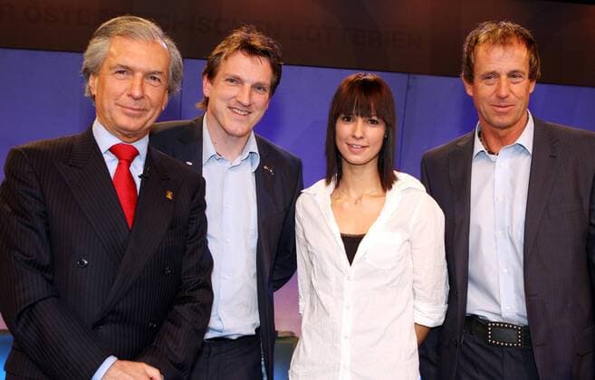 Präsentation des österreichischen EM Songs, v. li.: Teammanager Andreas Herzog, ÖFB Präsident Friedrich Stickler, Sängerin Christina Stürmer und Torwarttrainer Klaus Lindenberger (alle Österreich) - Fußball EM Herren Vorschau EURO 2008, Pressekonferenz, Präsentation, Pressetermin Gruppe Assistent, Assistenztrainer Wien Fußball EM Herren Vorschau EURO 2008, Pressekonferenz, Präsentation, Pressetermin Gruppe Assistent, Assistenztrainer Wien