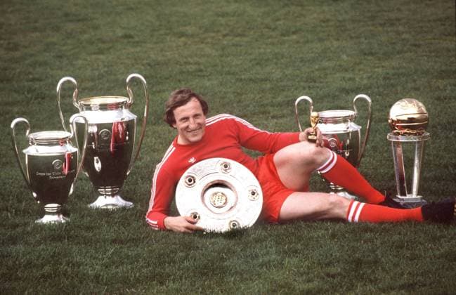 Fußball, FC Bayern München, Deutscher Meister 1981 Hans Georg Schwarzenbeck (Bayern) präsentiert zum Karriereende seine Trophäensammlung - dreimal Europapokalsieger der Landesmeister, Weltpokalsieger, fünf Mal deutscher Meister, dreimal DFB Pokalsieger und Weltmeister Fußball 1. BL Herren Saison 1980 1981, FC Bayern München, Fotoshooting, Abschied, Karriere Ende Gruppe Aufmacher, premiumd, Boden, Rasen, liegen München Fußball 1. BL Herren Saison 1980 1981, FC Bayern München, Fotoshooting, Abschied, Karriere Ende Gruppe Aufmacher, premiumd, Boden, Rasen, liegen München