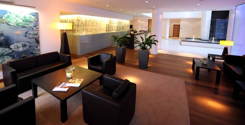 Lobby im Hotel Säntispark in Sankt Gallen, Mannschaftsunterkunft des Nationalteams aus Rumänien bei der Euro 2008 - Fußball EM Herren Vorschau EM 2008, Fotostory, Mannschaftsquartier, Mannschaftshotel, Mannschaftsunterkunft Totale St. Gallen, Abtwil, Sankt Fußball EM Herren Vorschau EM 2008, Fotostory, Mannschaftsquartier, Mannschaftshotel, Mannschaftsunterkunft Totale St. Gallen, Abtwil, Sankt