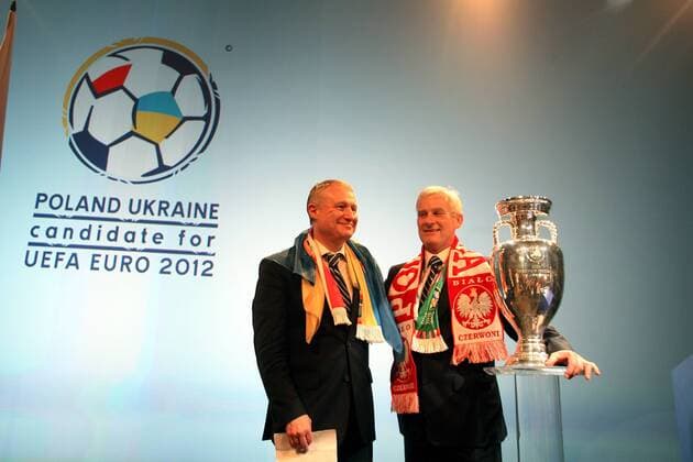 PZPN Präsident Michal Listkiewicz (Polen, re.) und FFU Präsident Grigorij Surkis (Ukraine) posieren nach der Vergabe der Euro 2012 an ihre Länder mit dem Coupe Henri Delaunay - (APS636058) Fußball EM Herren Vorschau 2007, Vergabe der UEFA Euro 2012, Pressetermin, Europameisterschaftsvergabe, Ausrichter, Gruppe Cardiff Fußball EM Herren Vorschau 2007, Vergabe der UEFA Euro 2012, Pressetermin, Europameisterschaftsvergabe, Ausrichter, Gruppe Cardiff