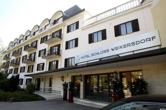 Eingangsbereich des Hotel Schloss Weikersdorf Residenz - Mannschaftshotel von Italien während der Euro 2008 - Fußball EM Herren Vorschau Euro 2008, Nationalmannschaft, Fotostory, Hotel, Unterkunft, Mannschaftshotel, Totale Baden Fußball EM Herren Vorschau Euro 2008, Nationalmannschaft, Fotostory, Hotel, Unterkunft, Mannschaftshotel, Totale Baden