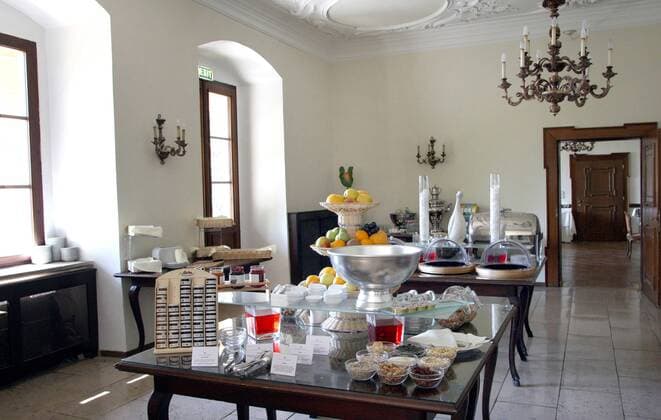 Essensbereich des Hotel Schloss Weikersdorf Residenz - Mannschaftshotel von Italien während der Euro 2008 - Fußball EM Herren Vorschau Euro 2008, Nationalmannschaft, Fotostory, Hotel, Unterkunft, Mannschaftshotel, Totale Baden Fußball EM Herren Vorschau Euro 2008, Nationalmannschaft, Fotostory, Hotel, Unterkunft, Mannschaftshotel, Totale Baden