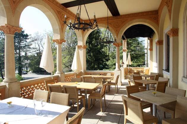Rosenterrasse des Hotel Schloss Weikersdorf Residenz - Mannschaftshotel von Italien während der Euro 2008 - Fußball EM Herren Vorschau Euro 2008, Nationalmannschaft, Fotostory, Hotel, Unterkunft, Mannschaftshotel, Totale Baden Fußball EM Herren Vorschau Euro 2008, Nationalmannschaft, Fotostory, Hotel, Unterkunft, Mannschaftshotel, Totale Baden