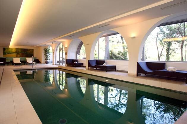 Schwimmbad im Hotel Schloss Weikersdorf Residenz - Mannschaftshotel von Italien während der Euro 2008 - Fußball EM Herren Vorschau Euro 2008, Nationalmannschaft, Fotostory, Hotel, Unterkunft, Mannschaftshotel, Totale Baden Leere, Fußball EM Herren Vorschau Euro 2008, Nationalmannschaft, Fotostory, Hotel, Unterkunft, Mannschaftshotel, Totale Baden Leere,