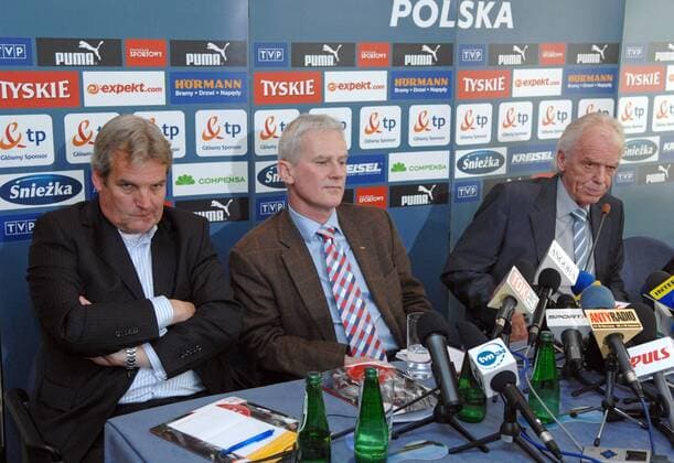 Pressekonferenz Polen zur Euro 2008, v.li.: Technischer Direktor Jan de Zeeuw, PZPN Präsident Michal Listkiewicz und Nationaltrainer Leo Beenhakker (alle Polen) - (EN00160727030) Fußball EM Herren Vorschau EM 2008, Euro, Pressekonferenz, Pressetermin Gruppe Warschau Nachdenklichkeit, Skepsis, Fußball EM Herren Vorschau EM 2008, Euro, Pressekonferenz, Pressetermin Gruppe Warschau Nachdenklichkeit, Skepsis,