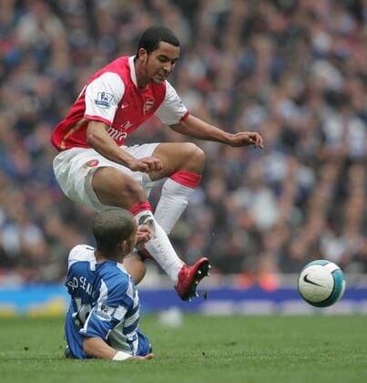 Theo Walcott (Arsenal, re.) gegen Liam Rosenior (Reading) - EDITORIAL USE ONLY. No use with unauthorised audio, video, data, fixture lists, club league logos or live services. Online in-match use limited to 120 images, no video emulation. No use in betting, games or single club league player publications. Fußball Herren English Premier League 2007 2008, 1. Englische Liga, FC Arsenal London - FC Reading 2:0 Gruppe London Dynamik, Kampf, Fußball Herren English Premier League 2007 2008, 1. Englische Liga, FC Arsenal London - FC Reading 2:0 Gruppe London Dynamik, Kampf,