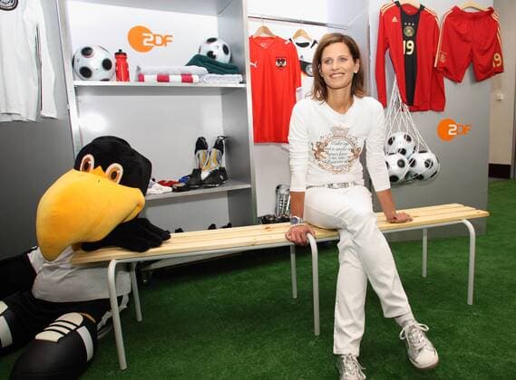 Die ZDF Moderatorin Katrin Müller Hohenstein (Deutschland) anlässlich der Euro 2008 während eines Pressetermins in einer Umkleidekabine Fußball EM Herren Vorschau Euro 2008, Fotostudio, Studioaufnahme, Fotoshooting ,, Presseterm, Vdig Einzelbild Frankfurt M. Fußball EM Herren Vorschau Euro 2008, Fotostudio, Studioaufnahme, Fotoshooting ,, Presseterm, Vdig Einzelbild Frankfurt M.