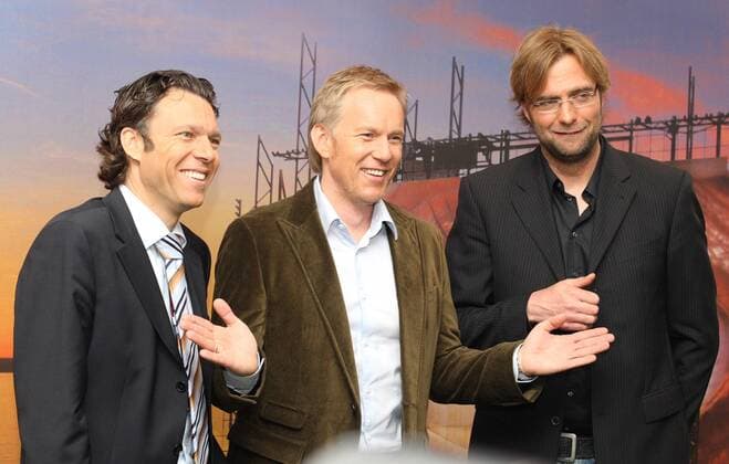 ZDF Moderator Johannes B. Kerner (Mitte) und die Fußballexperten Jürgen Klopp (beide Deutschland, re.) und Urs Meier (Schweiz) anlässlich der Euro 2008 während eines Pressetermins Fußball EM Herren Vorschau Euro 2008, Fotostudio, Studioaufnahme, Fotoshooting, Presseterm, Vdig Gruppe Frankfurt M. Fußball EM Herren Vorschau Euro 2008, Fotostudio, Studioaufnahme, Fotoshooting, Presseterm, Vdig Gruppe Frankfurt M.