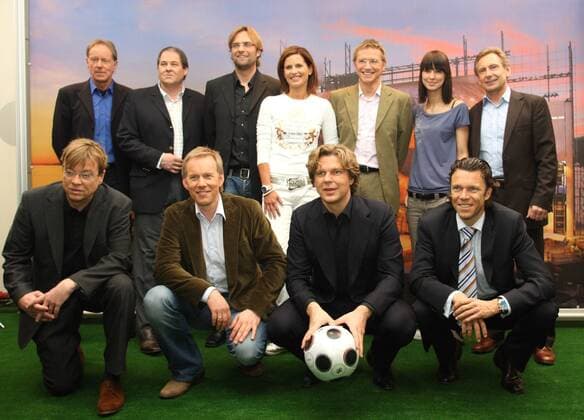 Das EM 2008 Team des ZDF, hi.v.li.: Wolf Dieter Poschmann, Thomas Wark, Jürgen Klopp, Katrin Müller Hohenstein, Norbert König, Christina Stürmer, Dieter Gruschwitz; vorn: Bela Rethy, Johannes B. Kerner, Michael Steinbrecher und Urs Meier Fußball EM Herren Vorschau Euro 2008, Fotostudio, Studioaufnahme, Fotoshooting,, Pressetermin, Vdig Gruppe Frankfurt M. Fußball EM Herren Vorschau Euro 2008, Fotostudio, Studioaufnahme, Fotoshooting,, Pressetermin, Vdig Gruppe Frankfurt M.