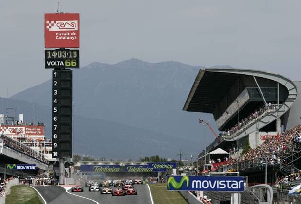 Start zum GP von Spanien 2008: Kimi Räikkönen (Finnland Ferrari, Mitte) führt das Feld an Motorsport WM Herren Großer Preis von Spanien 2008, Formel 1 Weltmeisterschaft, F1, F, GP, WM Totale Circuit de Catalunya Barcelona Motorsport WM Herren Großer Preis von Spanien 2008, Formel 1 Weltmeisterschaft, F1, F, GP, WM Totale Circuit de Catalunya Barcelona