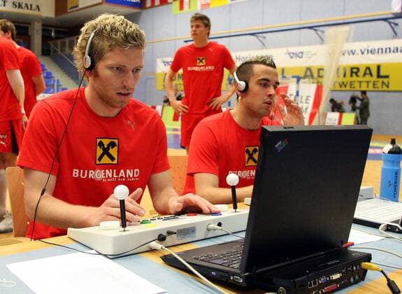 Ronald Gercaliu (li.) und Andreas Dober (beide Österreich) testen ihre Reaktionsschnelligkeit am Computer - Fußball EM Herren Vorschau Euro 2008, Nationalmannschaft, Sportmedizinischer Test, Sportmedizinische Tests, Gruppe Maria Enzersdorf, Südstadt Konzentration Fußball EM Herren Vorschau Euro 2008, Nationalmannschaft, Sportmedizinischer Test, Sportmedizinische Tests, Gruppe Maria Enzersdorf, Südstadt Konzentration