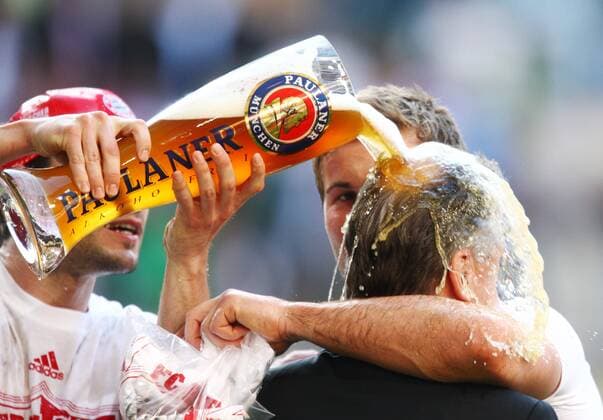 Bayern München ist Deutscher Meister 2008 - Trainer Ottmar Hitzfeld bekommt eine Paulaner Bierdusche Fußball 1. BL Herren Saison 2007 2008, FC Bayern München, Meisterfeier, Siegesfeier, Gruppe Wolfsburg Freude, Fußball 1. BL Herren Saison 2007 2008, FC Bayern München, Meisterfeier, Siegesfeier, Gruppe Wolfsburg Freude,