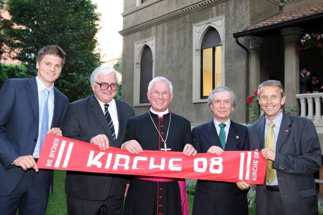 Kirche 08 - der österreichische Fußballverband bei einer Audienz im Vatikan, v.li.: Sebastian Prödl, Botschafter Martin Balldorf, Bischof Franz Lackner und ÖFB Präsident Friedrich Stickler (alle Österreich) - Fußball Herren Vorschau EM 2008, Euro, Vatikan, Vatikanstaat, Papstaudienz, Fussballfieber, Nationalteam, Gruppe Papst Rom Fußball Herren Vorschau EM 2008, Euro, Vatikan, Vatikanstaat, Papstaudienz, Fussballfieber, Nationalteam, Gruppe Papst Rom