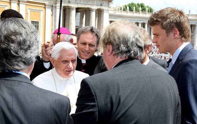 Papst Benedikt XVI (Deutschland) empfängt eine Delegation des Österreichischen Fußballbundes ÖFB, u.a. mit Sebastian Prödl (Österreich, re.) - Fußball Herren Papstaudienz 2008, Audienz, Österreichischer Fußballbund Gruppe Rom, Vatikan, Vatikanstaat Fußball Herren Papstaudienz 2008, Audienz, Österreichischer Fußballbund Gruppe Rom, Vatikan, Vatikanstaat