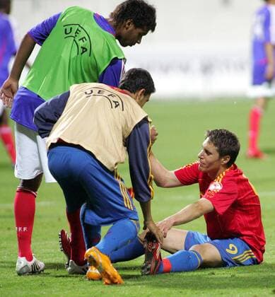 Ruben Rochina (Spanien U17, re.) enttäuscht nach Spielende - Fußball EM Herren U17 EM 2008, U 17, Jugend, Junioren, Nachwuchs, Nationalteam, Nationaltrikot, Länderspiel, Gruppe Kundu Fußball EM Herren U17 EM 2008, U 17, Jugend, Junioren, Nachwuchs, Nationalteam, Nationaltrikot, Länderspiel, Gruppe Kundu