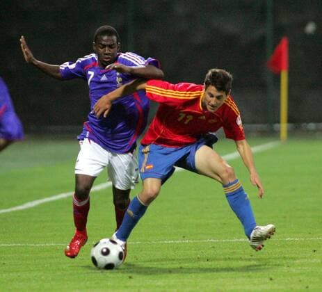 Manuel Gavilan (Spanien U17, re.) gegen Gael Kakuta (Frankreich U17) - Fußball EM Herren U17 EM 2008, U 17, Jugend, Junioren, Nachwuchs, Nationalteam, Nationaltrikot, Länderspiel, Gruppe Kundu Dynamik, Fußball EM Herren U17 EM 2008, U 17, Jugend, Junioren, Nachwuchs, Nationalteam, Nationaltrikot, Länderspiel, Gruppe Kundu Dynamik,