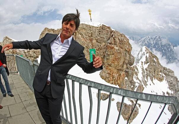 Bundestrainer Joachim Löw (Deutschland) anlässlich der Vorstellung des DFB Kaders für die Euro 2008 auf der Zugspitze aus dem Gleichgewicht Fußball EM Herren Vorschau Euro 2008, Nationalmannschaft, Pressekonferenz, Pressetermin, Vorstellung, DFB Einzelbild Garmisch Partenkirchen, Zugspitze Höhe Fußball EM Herren Vorschau Euro 2008, Nationalmannschaft, Pressekonferenz, Pressetermin, Vorstellung, DFB Einzelbild Garmisch Partenkirchen, Zugspitze Höhe