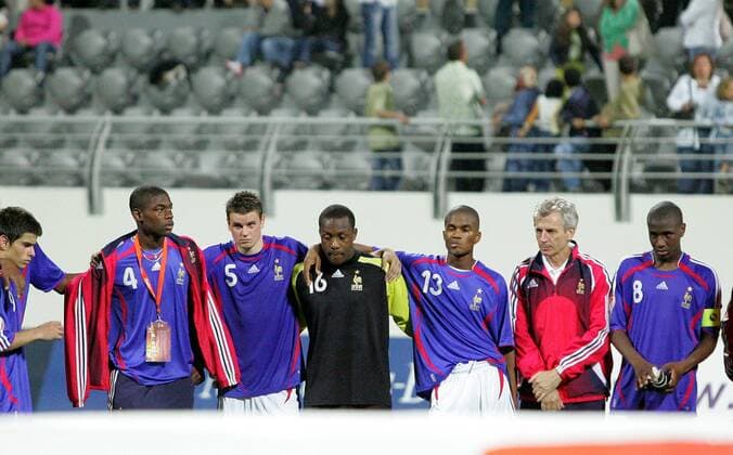 Enttäuschung Frankreich U17 während der Siegerehrung, v.re. : Gueida Fofana, Nationaltrainer Francis Smerecki, Nego Loic, Torwart Anthony Mfa Mezui, Sebastien Faure und William Remy - Fußball EM Herren U17 EM 2008, U 17 Nationalmannschaft, Nationaltrikot, Junioren, Jugend Nachwuchs Finale, Länderspiel Gruppe Kundu Fußball EM Herren U17 EM 2008, U 17 Nationalmannschaft, Nationaltrikot, Junioren, Jugend Nachwuchs Finale, Länderspiel Gruppe Kundu
