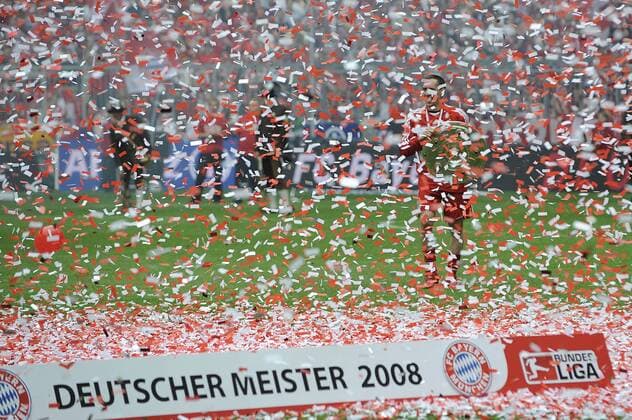 Franck Ribery (Bayern) präsentiert die Meisterschale und feiert die Deutsche Meisterschaft 2007 2008 Fußball 1. BL Herren Saison 2007 2008, FC Bayern München, Meisterfeier, Siegesfeier, Feier, Deutscher Meister Totale München Fußball 1. BL Herren Saison 2007 2008, FC Bayern München, Meisterfeier, Siegesfeier, Feier, Deutscher Meister Totale München