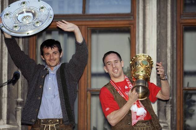 Willy Sagnol (li.) und Landsmann Franck Ribery (beide Bayern) präsentieren auf dem Marienplatz die Meisterschale und den DFB Pokal Fußball 1. BL Herren Saison 2007 2008, FC Bayern München, Meisterfeier, Siegesfeier, Feier, Deutscher Meister Gruppe Marienplatz, Rathausplatz München Freude, Fußball 1. BL Herren Saison 2007 2008, FC Bayern München, Meisterfeier, Siegesfeier, Feier, Deutscher Meister Gruppe Marienplatz, Rathausplatz München Freude,