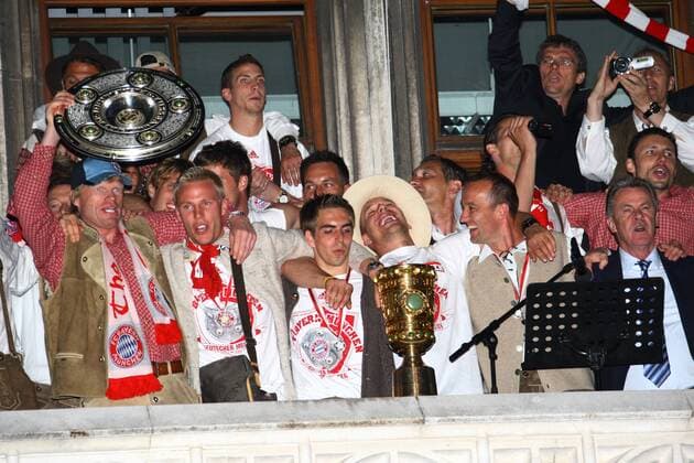 Fußball, FC Bayern München, Deutscher Meister 2008 FC Bayern München ist deutscher Meister und Pokalsieger 2008, u.a. Torwart Oliver Kahn (li.) mit der Meisterschale Fußball 1. BL Herren Saison 2007 2008, FC Bayern München, Meisterfeier, Siegesfeier, Feier, Rathaus, Balkon Rathausbalkon Totale Rathausplatz, Marienplatz München Freude, Fußball 1. BL Herren Saison 2007 2008, FC Bayern München, Meisterfeier, Siegesfeier, Feier, Rathaus, Balkon Rathausbalkon Totale Rathausplatz, Marienplatz München Freude,