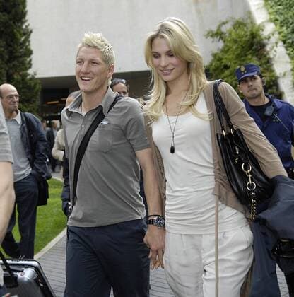 Bastian Schweinsteiger (Deutschland) mit Freundin Sarah bei der Ankunft der deutschen Nationalmannschaft im Trainingslager auf Mallorca Fußball EM Herren EM 2008, Euro, Vorschau, Nationalmannschaft, Deutschland, Trainingslager, Gruppe Palma de Mallorca Fußball EM Herren EM 2008, Euro, Vorschau, Nationalmannschaft, Deutschland, Trainingslager, Gruppe Palma de Mallorca