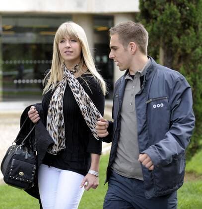 Philipp Lahm (Deutschland) mit Freundin Claudia bei der Ankunft der deutschen Nationalmannschaft im Trainingslager auf Mallorca Fußball EM Herren EM 2008, Euro, Vorschau, Nationalmannschaft, Deutschland, Trainingslager, Gruppe Palma de Mallorca Fußball EM Herren EM 2008, Euro, Vorschau, Nationalmannschaft, Deutschland, Trainingslager, Gruppe Palma de Mallorca