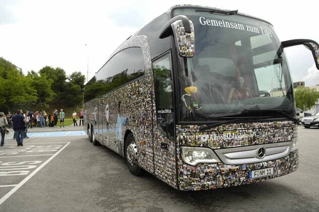 Mannschaftsbus der deutschen Nationalmannschaft bei der Ankunft im Trainingslager auf Mallorca Fußball EM Herren EM 2008, Euro, Vorschau, Nationalmannschaft, Deutschland, Trainingslager, Totale Palma de Mallorca Fußball EM Herren EM 2008, Euro, Vorschau, Nationalmannschaft, Deutschland, Trainingslager, Totale Palma de Mallorca
