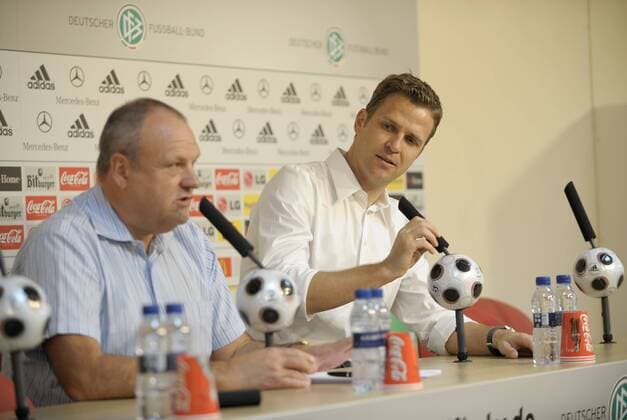 Teammanager Oliver Bierhoff (re.) und Pressesprecher Harald Stenger (beide Deutschland) Fußball EM Herren Vorschau Euro 2008, Nationalteam, Trainingslager, Pressekonferenz, Pressetermin, Gruppe Palma de Mallorca Fußball EM Herren Vorschau Euro 2008, Nationalteam, Trainingslager, Pressekonferenz, Pressetermin, Gruppe Palma de Mallorca